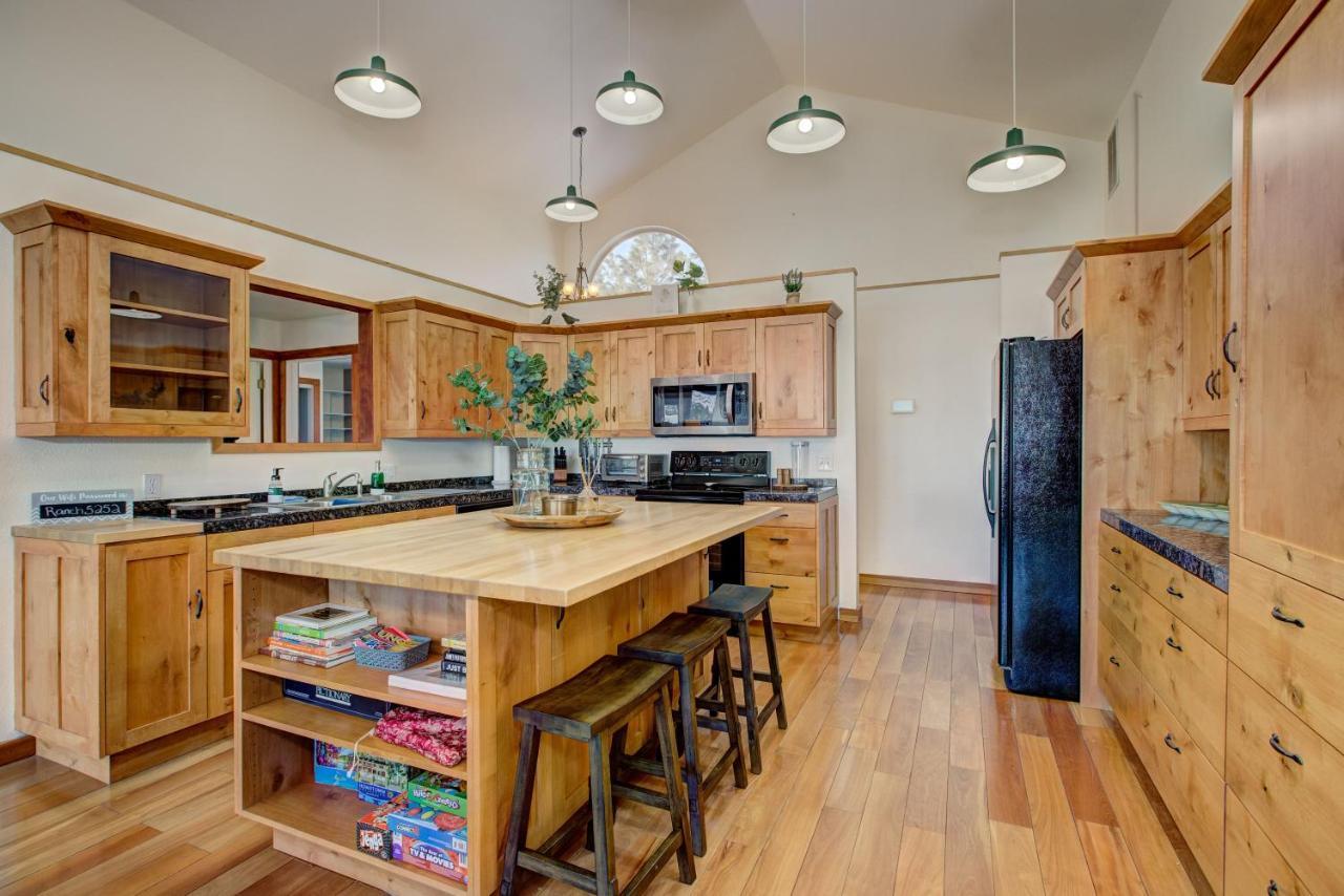 Twin Pines Cabin In Wilderness Ranch On Hwy 21, Amazing Views, 20 Ft Ceilings, Fully Fenced Yard, Pet Friendly, , Go Paddle Boarding At Lucky Peak, Or Snowshoeing In Idaho City And Take In The Hot Springs, Sleeps 10! Boise Exterior foto